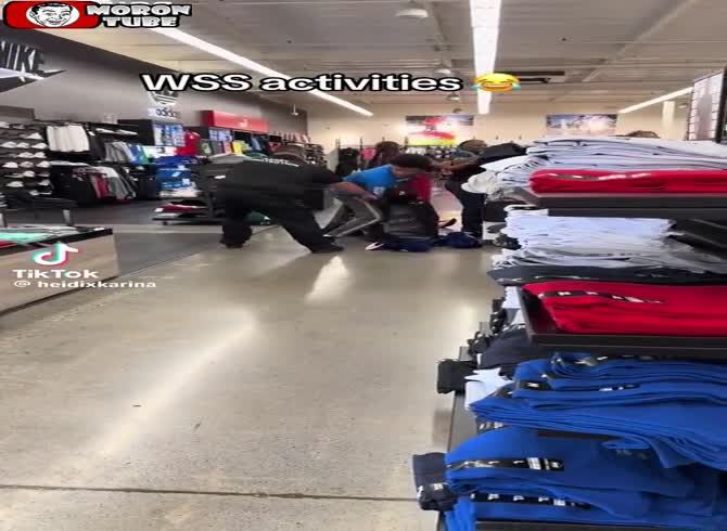 Video :Thieves empty a business, and the security personnel appear to be of no service